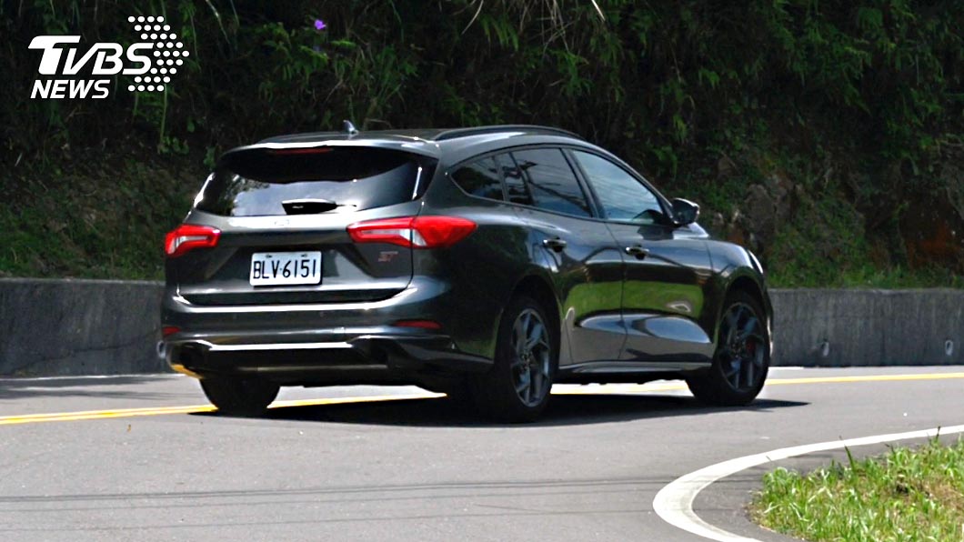 Focus ST Wagon SLS包含底盤懸吊、煞車、圈胎均採性能導向設定,底盤回饋硬派但帶點Q彈,保留旅行車應有的舒適性能。