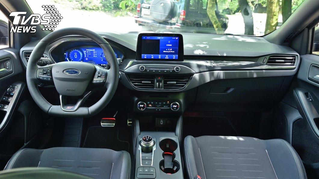Focus ST Wagon SLS車艙鋪陳與標準版一致,惟取消前座置頂眼鏡盒、抬頭顯示器與B&O音響喇叭。