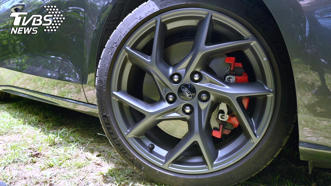 Focus ST Wagon SLS鋁圈尺寸降至18吋,配胎則仍為具備高運動性的米其林Pilot Sport 4S。