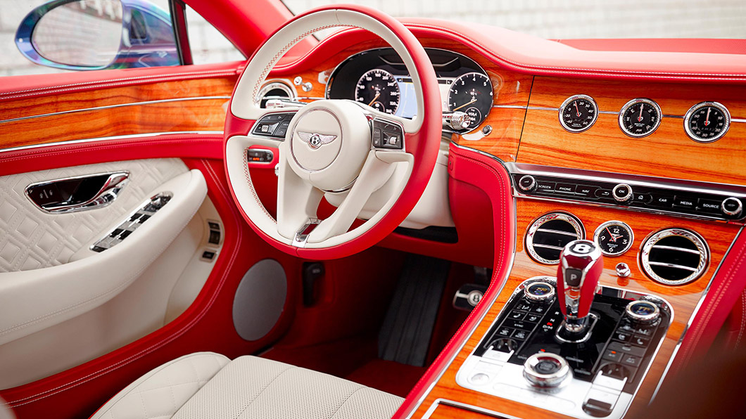 Continental GT V8 coupe車主內裝選用淺色木紋、紅色Hotspur皮革以及亞麻米色組成。(圖片來源/ Bentley)