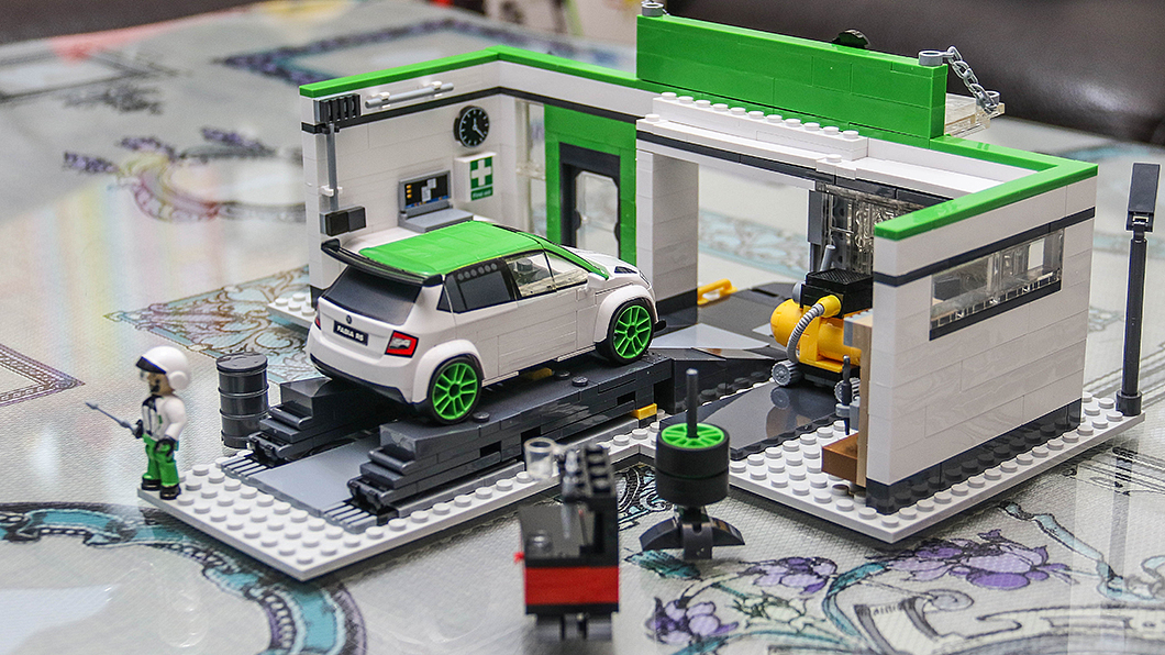 有車、有車庫，還有頂高機等，完全滿足愛車人的喜好。