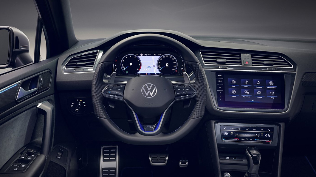新世代R跑車方向盤,上面附有賽車模式快捷鍵。(圖片來源/ VW)