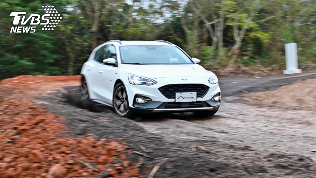 具備跨界身型的Focus Active,以掀背車型為基礎加高車身4公分,帶來優異的地形穿越能力。(圖片來源/ TVBS)