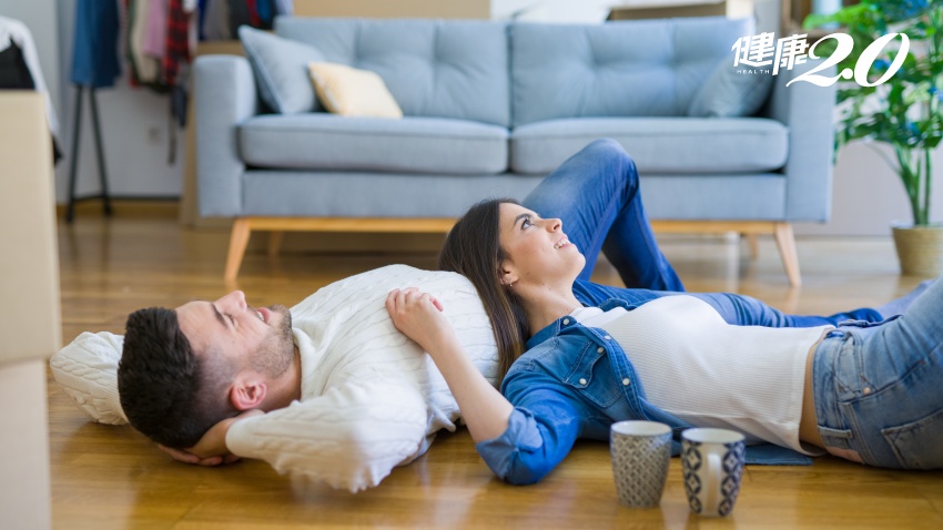 夫妻在不同公司上班、回家同房　疫情性生活安全嗎？
