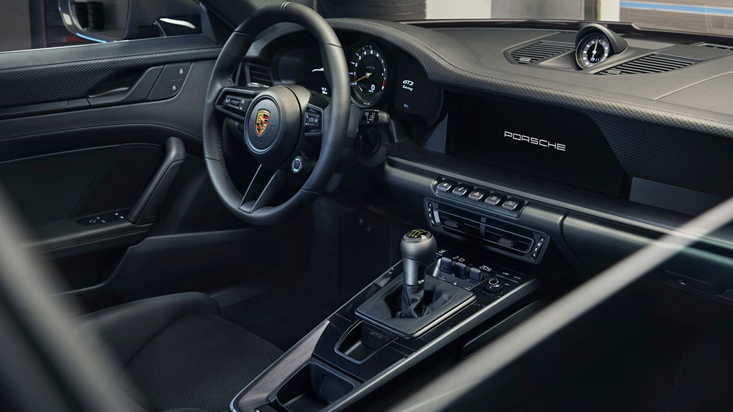 911 GT3 Touring套件內裝採用大量黑色真皮皮革包覆,營造出經典賽車內裝式樣。(圖片來源/ Porsche)
