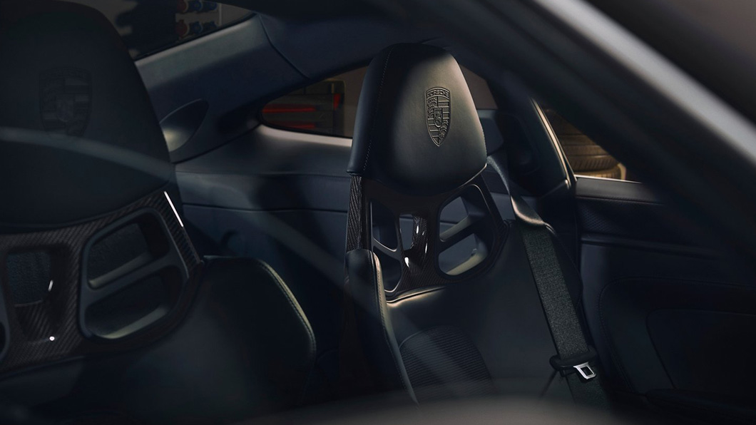 賽車座椅頭枕上的「Posche」壓花廠徽同樣用黑色呈現。(圖片來源/ Porsche)