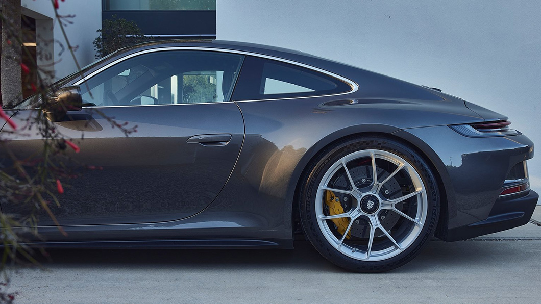 911 GT3 Touring窗框換成銀飾條,輪圈尺寸同樣是前20寸、後21寸的組合。(圖片來源/ Porsche)