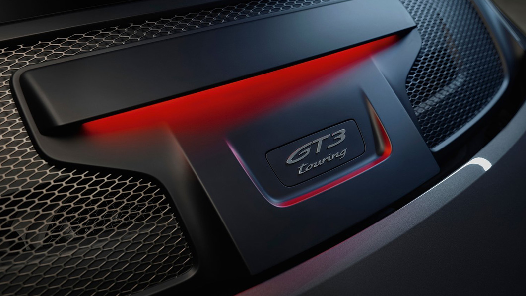 後水箱護罩則有著「GT3 touring」專屬銘牌。(圖片來源/ Porsche)