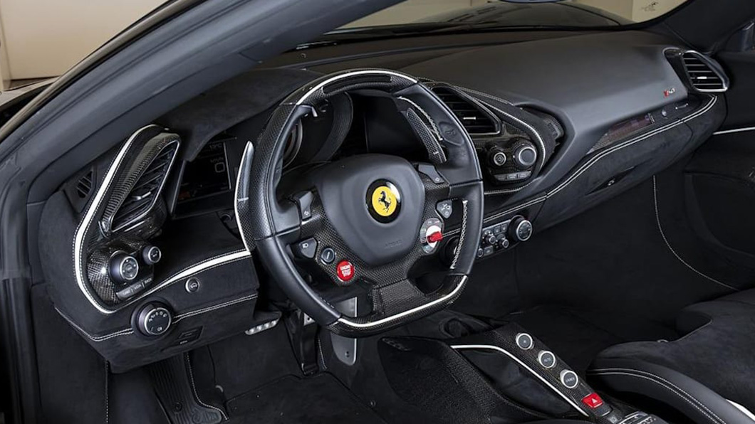 J50車室內用上大量碳纖維材質。(圖片來源/ rosso scuderia)