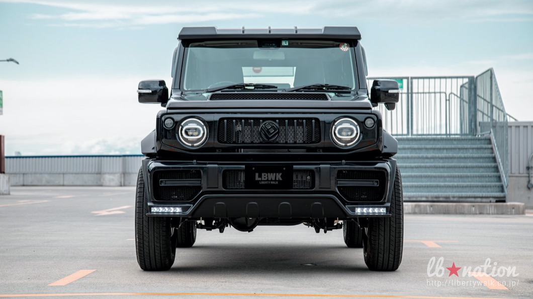 Liberty Walk一樣是以Jimny為基礎，打造出像是小型G-Car的外觀造型。(圖片來源/ Liberty Walk)