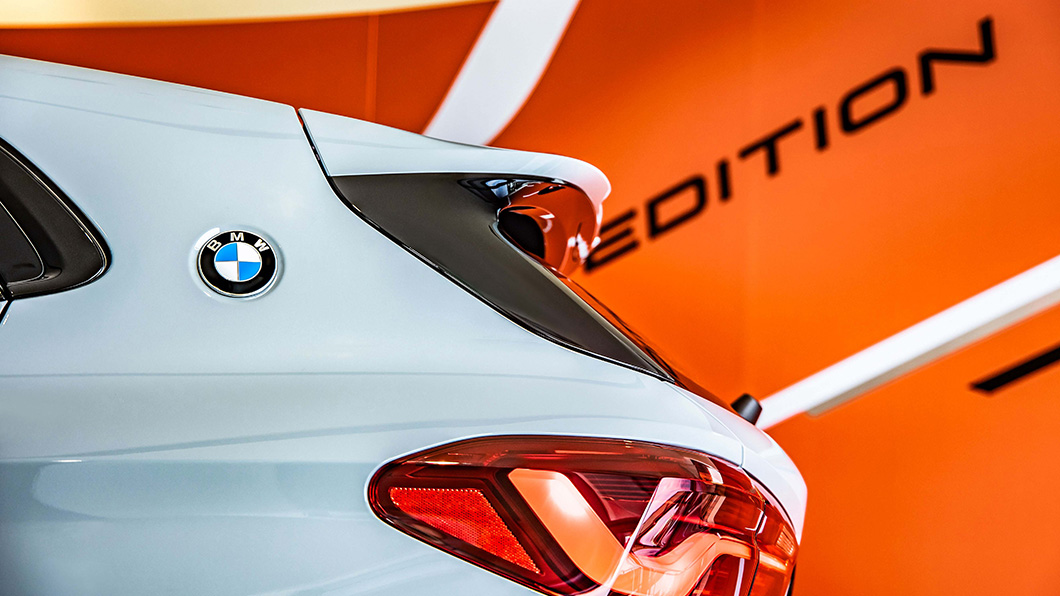 C柱上的BMW徽飾向雙門經典跑車BMW 2000CS與3.0CSL致敬也成為X2標誌性的設計。(圖片來源/ BMW)