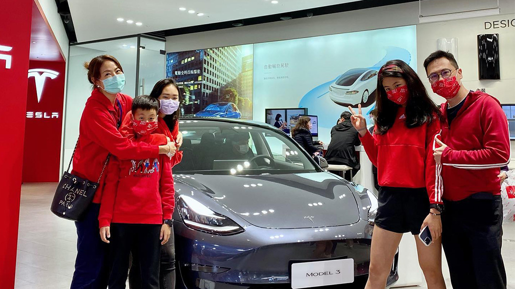 賈永婕夫婦在今年初購入Tesla Model 3給大女兒代步。(圖片來源/ 截自賈永婕臉書)
