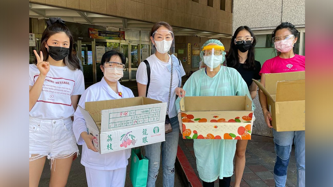 賈永婕還帶著兩個女兒一起寫卡片、送便當力挺醫護。(圖片來源/ 截自賈永婕IG)