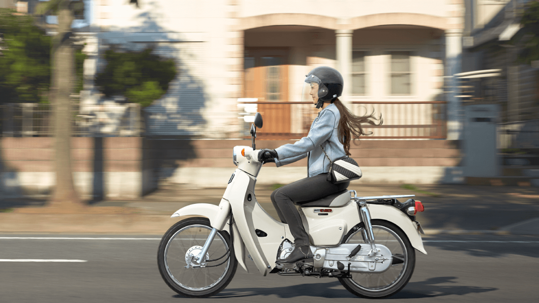 Super Cub 50動力採用49c.c.單缸四行程引擎，搭配PGM-FI電子噴設技術，以及四速變速箱。(圖片來源/ HONDA)