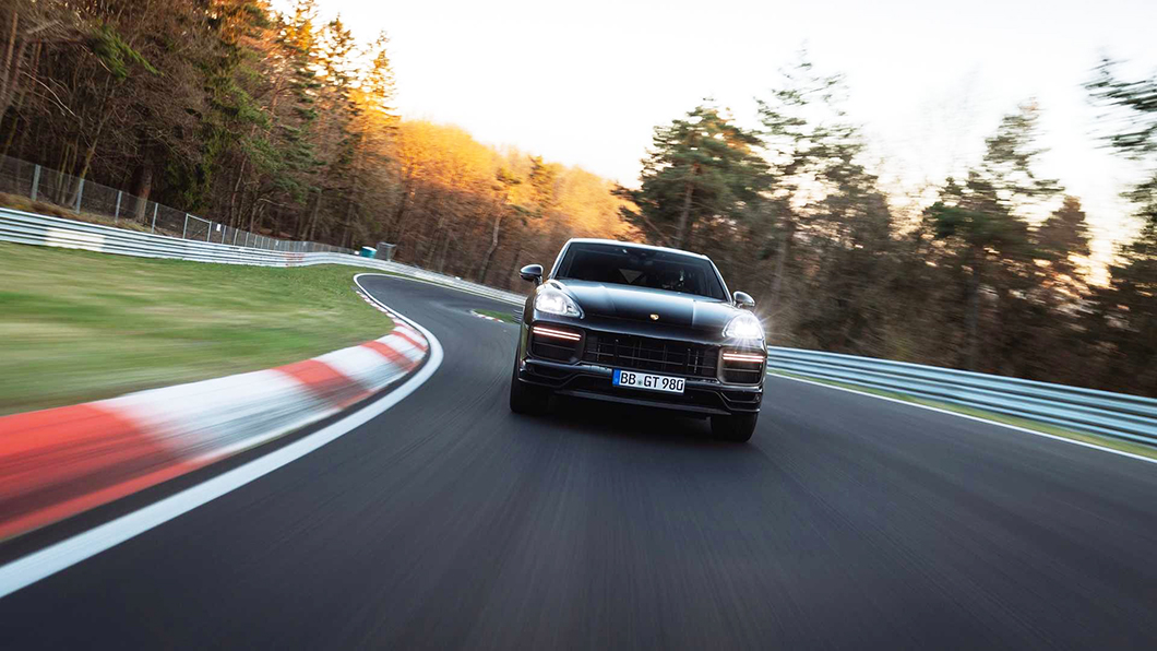 專業車手Lars Kern駕馭的Cayenne Coupe原型車足踩專屬開發的22英寸Pirelli P Zero Corsa輪胎,同時配置防滾架與賽車座椅。(圖片來源/ Porsche)