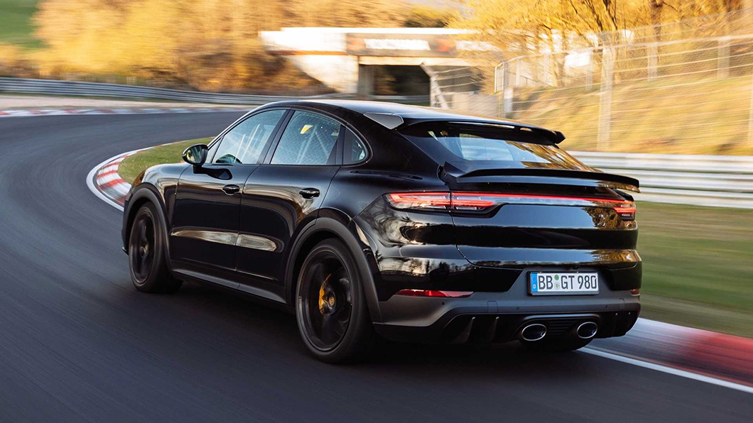 來自Cayenne變體的Cayenne Coupe,俯衝式車身設計比標準版更俱低重心優勢,配合車尾疑似主動空力元件擾流板,更提供卓越高速穩定性。(圖片來源/ Porsche)