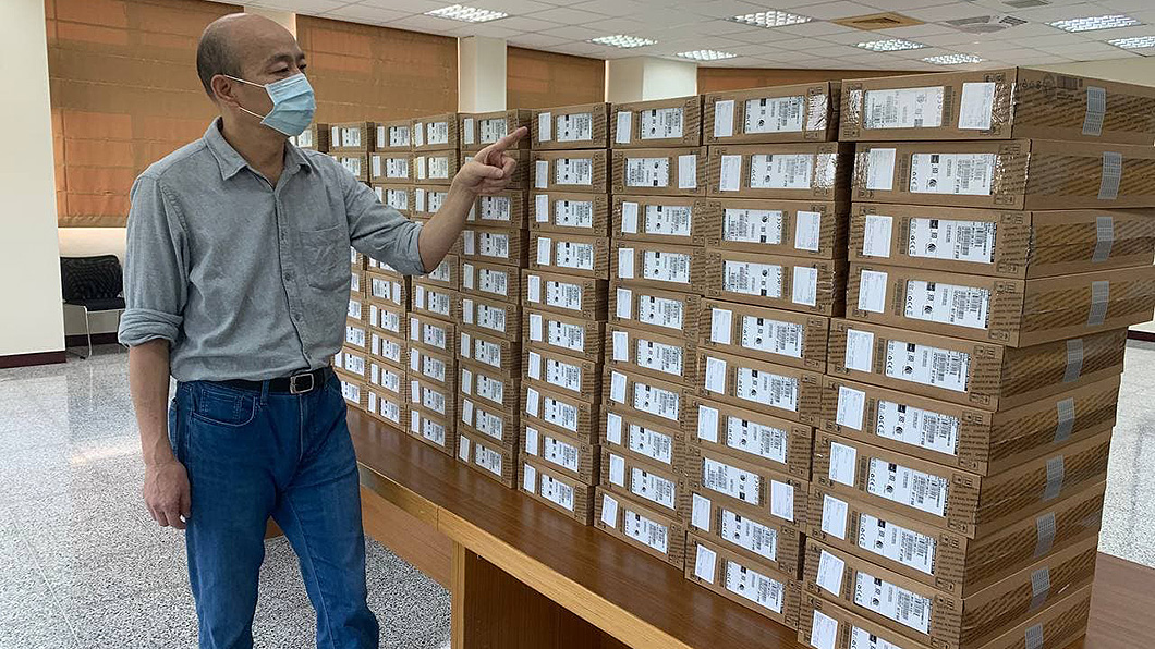 韓總募集了100台筆電,親送偏鄉育幼院。(圖片來源/ 截自臉書)