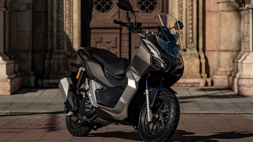 ADV150在外型上相較於其他車型看起來要粗獷許多，不過科技配備的呈現也沒有少。