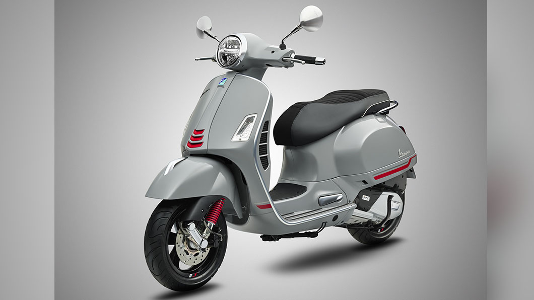 Vespa GTS 300 Super Sport新車色「風暴灰」,透過灰車色再搭配上紅色細節點綴。(圖片來源/ Vespa)