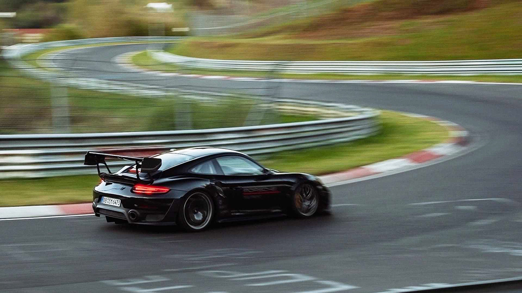 重新設計的空力套件讓車手Lars Kern可以把車開得又穩又快,配合競技式樣的避震套件優化、PCCB陶瓷制動系統的升級,才能瘋狂賽道上有完美演出。(圖片來源/ Porsche)
