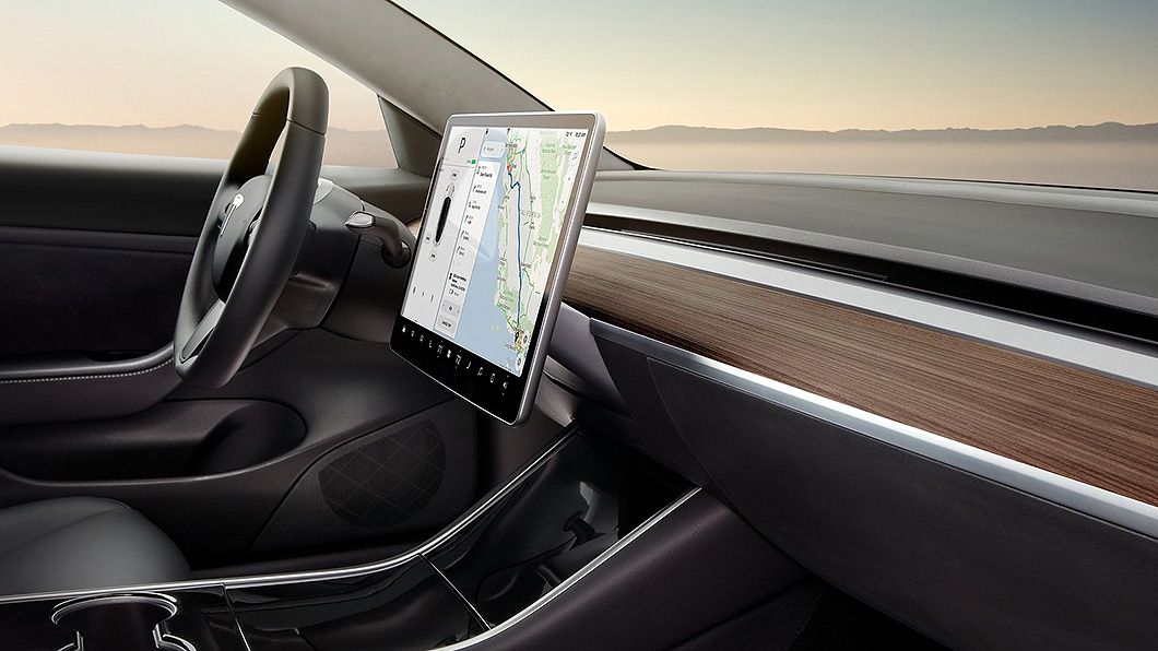 Tesla由於沒有傳統車廠的包袱,因此內裝數位化發展十分激進。(圖片來源/ Tesla)
