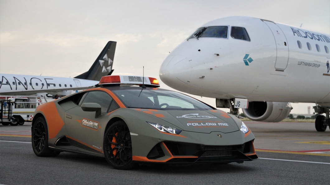 藍寶堅尼「小牛」在故鄉機場打工? Huracan EVO擔任波隆納機場引導車