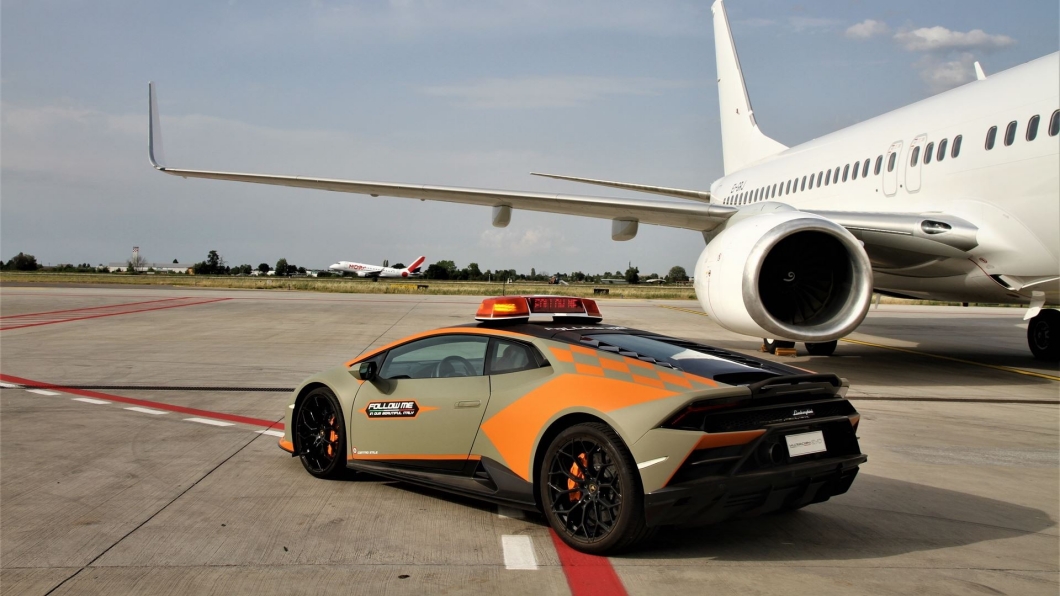 Huracan EVO的極速可以來到325km/h，不要說引導飛機這種小事，要跟著飛機直到起飛也不是問題。（圖片來源/ Lamborghini）