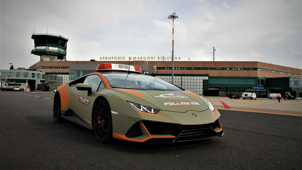 波隆納機場與Lamborghi從2013年就開始合作，航廈內也有專屬的展示區域，車迷一到這個超跑故鄉就可以感受到濃烈性能氣息。（圖片來源/ Lamborghini）