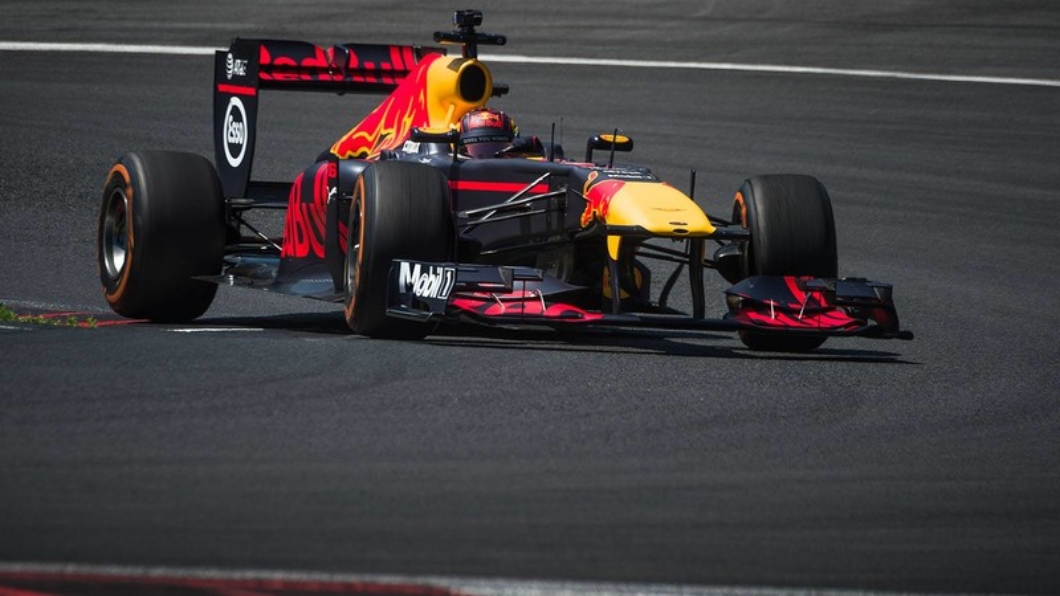 F1的優勢在於車重非常輕,而且轉速可以達到18,000rpm,極速表現雖然小輸Chiron,但畢竟在比賽場上用不到400km/h以上的速度。(圖片來源/ Red Bull)