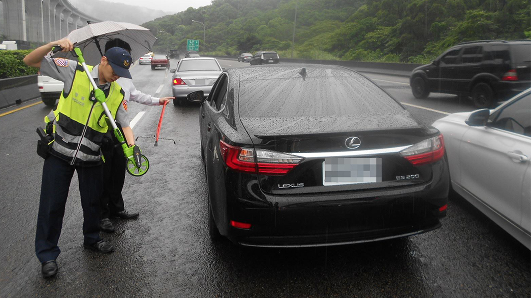 車輛出現爆胎或事故時,應讓車上人員下車移至護欄外或是車頭前方50公尺以上以策安全。(圖片來源/ 國道公路警察局臉書)