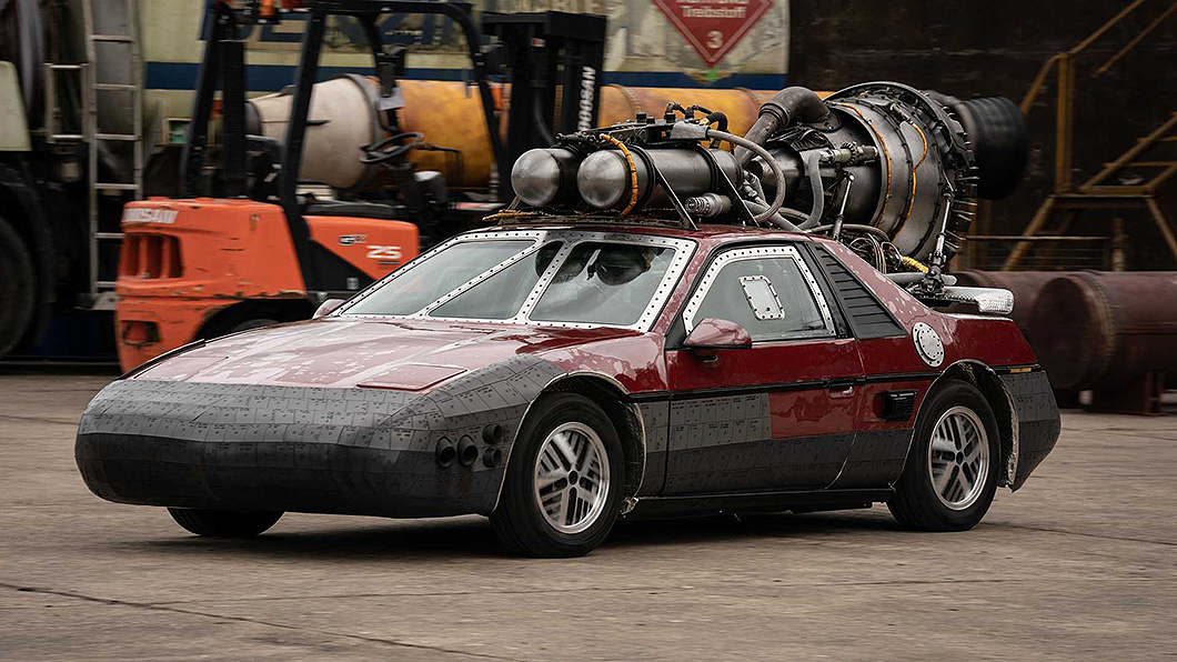 安裝火箭噴射引擎的Pontiac Fiero，如果是真的該有多好玩？(圖片來源/ Fast Furious 9)
