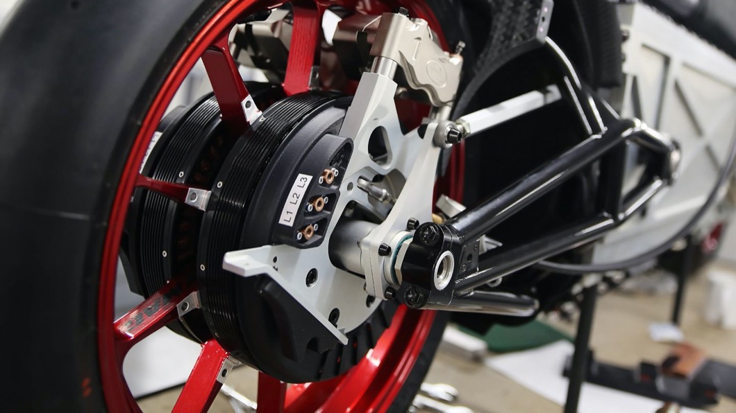 WMC250EV透過電動馬達驅動前、後輪,同時也具備動能回充機制,加強車輛的循跡性。(圖片來源/ WMC)