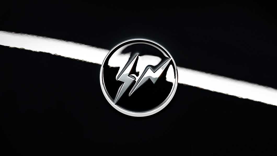 經典的閃電Logo擺在Ghibli的C柱上。（圖片來源/ Maserati）