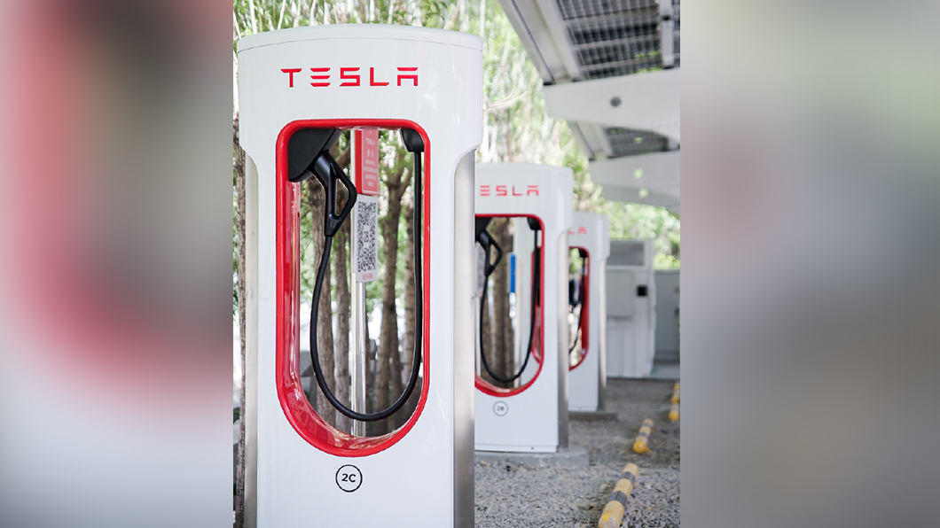 除了吸收日照外,還運用上Tesla的Powerwall儲能設備,以便在夜間或日照不足時超充站依舊能正常供電。(圖片來源/ 中國Tesla微博)