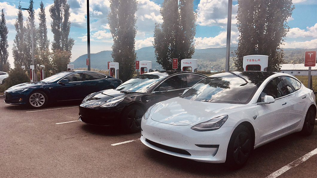 位於加拿大魁北克地區的Tesla超充站100%使用水力發電。(圖片來源/ Tesla Twitter)