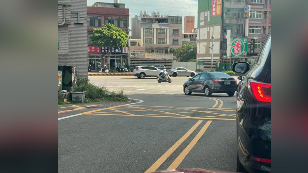 好幾部車在停等紅燈,但第一台車並不是停在停止線前,而是躲在陰影處。(圖片來源/ 臉書《爆怨2公社》)