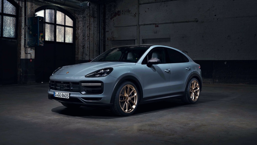 外觀方面，Cayenne Turbo GT擁有跑車化的車身線條，並提供全新冰極灰烤漆供車主選擇。(圖片來源/ Porsche)