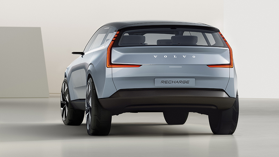 車尾同樣採用極簡設計，並且重新詮釋垂直式尾燈燈組。(圖片來源/ Volvo)