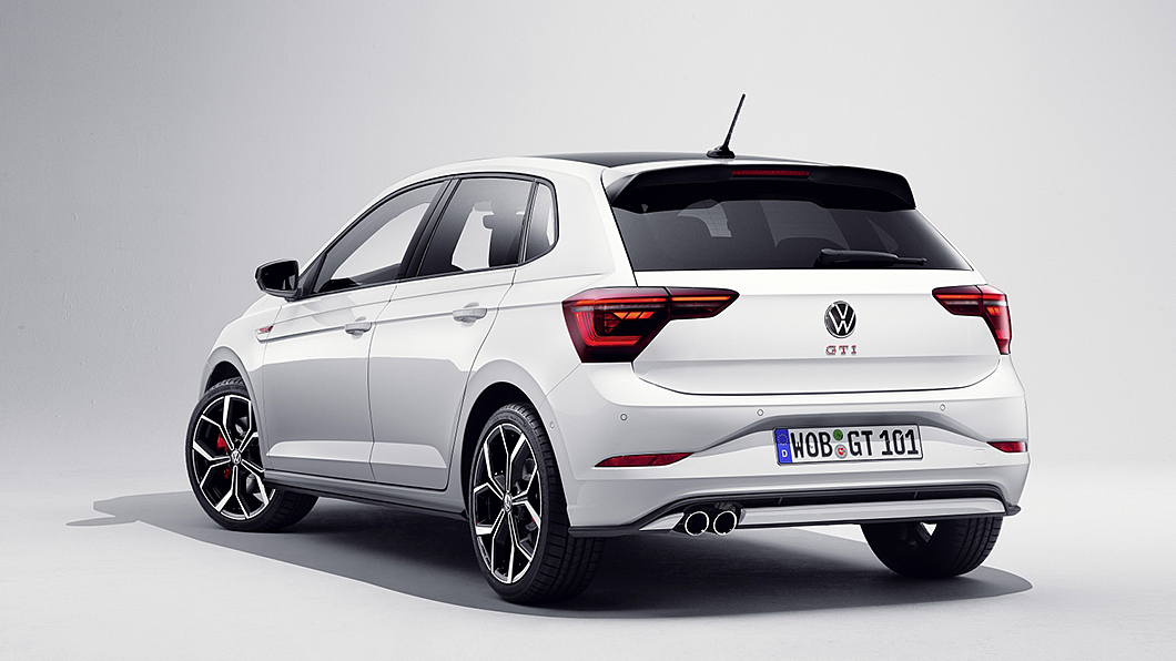 車尾與8代Golf GTI相同，都把GTI徽飾移到中央廠徽下方。(圖片來源/ Volkswagen)