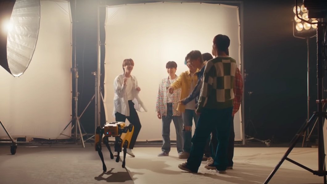 機器狗靈活的舞姿也讓BTS團員們嘖嘖稱奇。(圖片來源/ Hyundai)