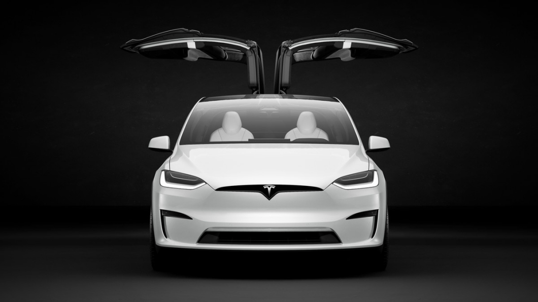 Model X不只是性能表現亮眼,鷗翼門的設計也是一大特色。(圖片來源/ Tesla)