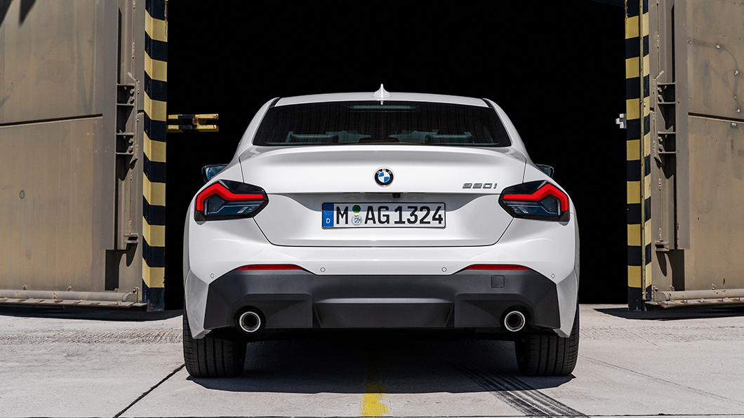 入門版220i就用上雙邊單出尾管設計。(圖片來源/ BMW)
