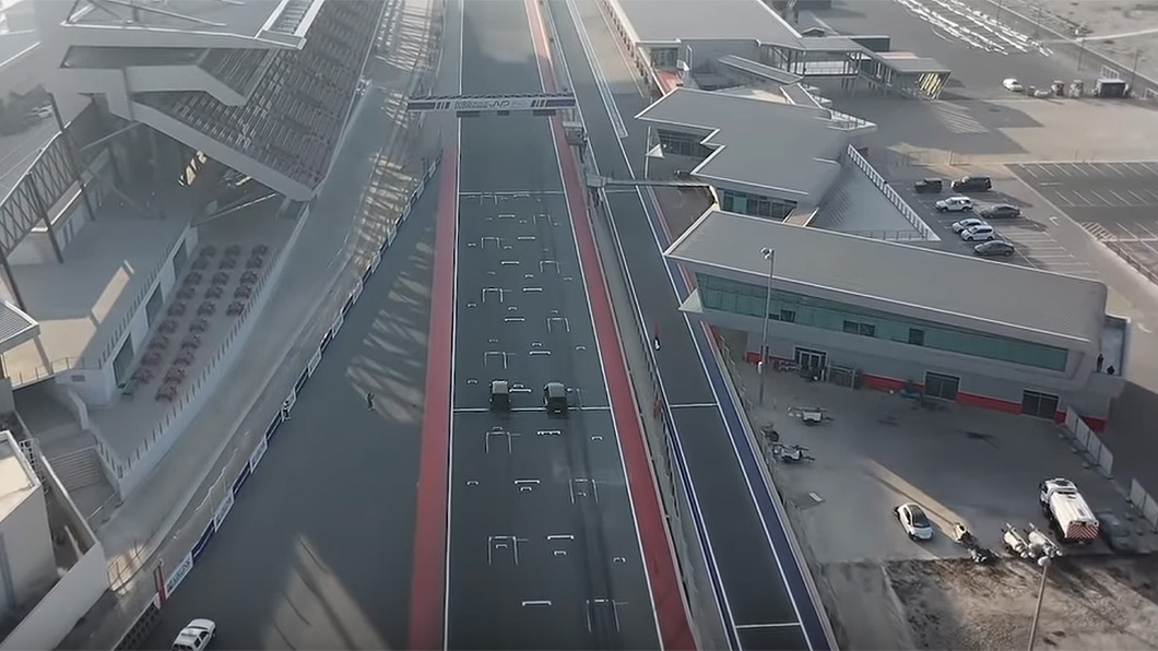 比賽最終結果看起來還是新車略勝一籌,這也與官方0~100km/h加速的成績相同。(圖片來源/ Youtube頻道ArabGT)