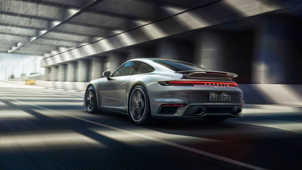 保時捷911 Turbo S六缸引擎僅641匹馬力/ 800Nm出力較弱、車又重,卻因全輪驅動加持扭轉劣勢。(圖片來源/ Porsche)