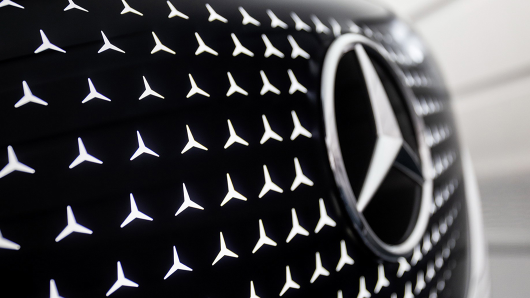 水箱罩配合LOGO與大燈構成汽車表情,讓你在很遠之外就可辨識迎來的是賓士或勞斯萊斯!(圖片來源/ Mercedes-Benz)