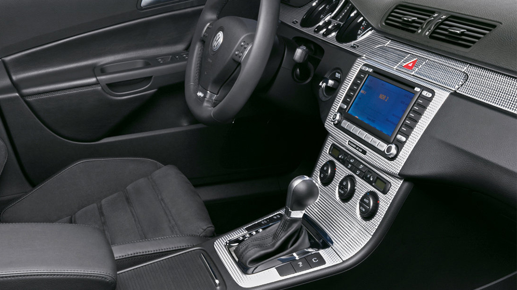 VW Passat R36中控飾板用上大量金屬材質，很容易造成陽光反射，駕駛只能戴上偏光太陽眼鏡。（圖片來源/ VW）