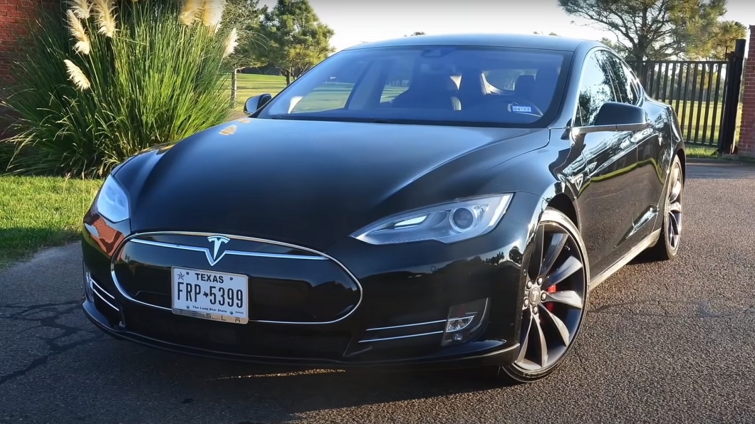 Model S P85D雖然性能表現不是車系最好,但百公里加速3.3秒依舊可以嚇壞很多人。(圖片來源/ Jerry Heasley)
