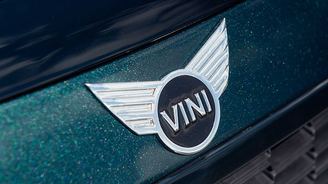 車廠logo從Mini換成Vini,認真說這應該有商標問題吧,不過BMW應該沒那麼小氣,最近也有點自顧不暇…。(圖片來源/ Powerflex)