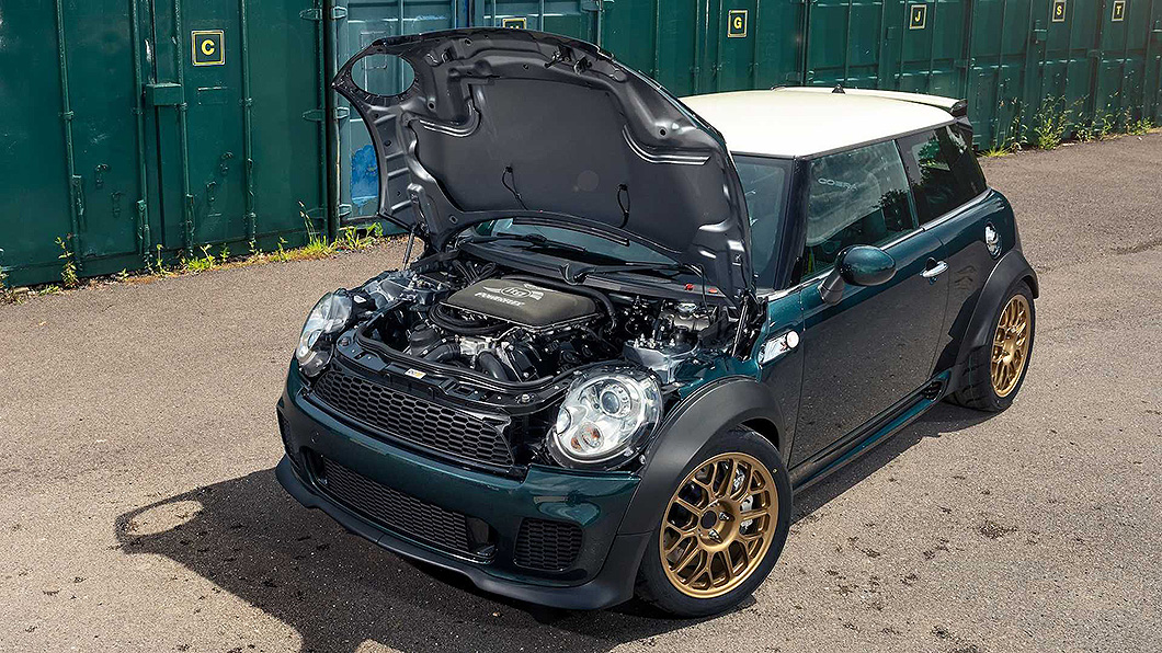 Mini狂改4.0 V8引擎現身速度嘉年華 大東西塞進去!小傢伙真的受得了?
