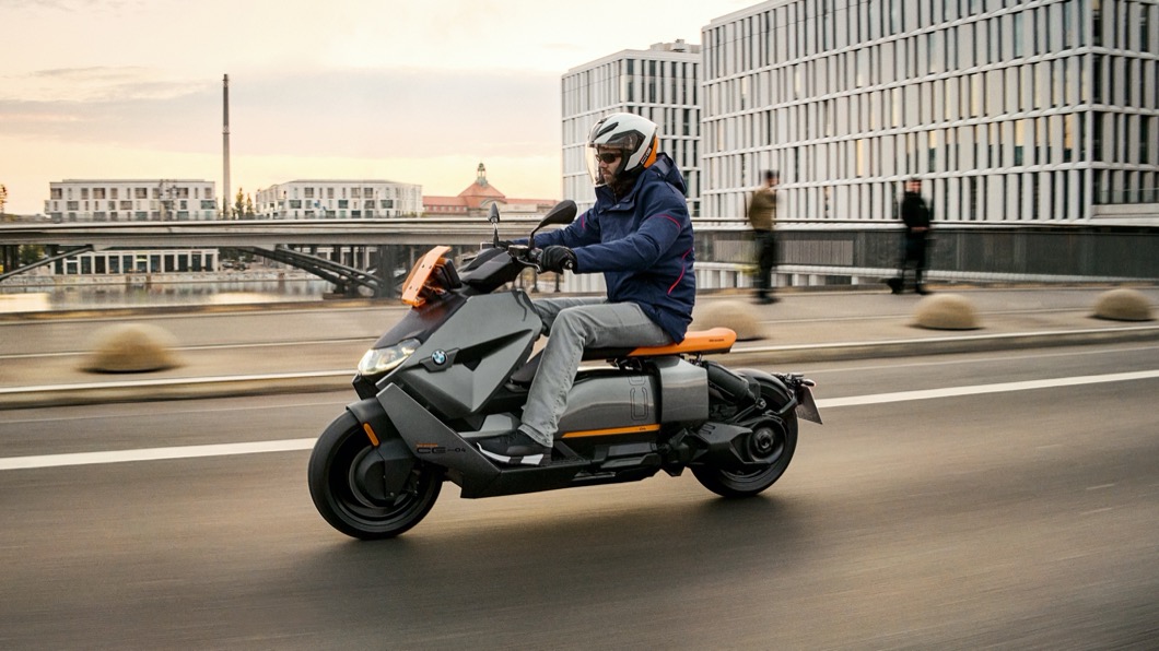 BMW電動速克達CE 04登場 電動大羊售價45萬!你會買單?